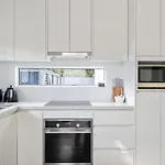 Modern 2 Bedroom Oasis 4 Mins Drive To The Beach