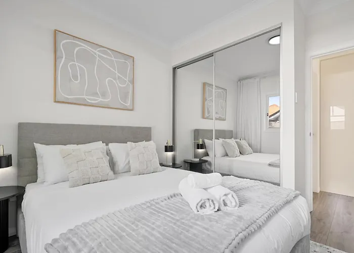 Modern 2 Bedroom Oasis 4 Mins Drive To The Beach