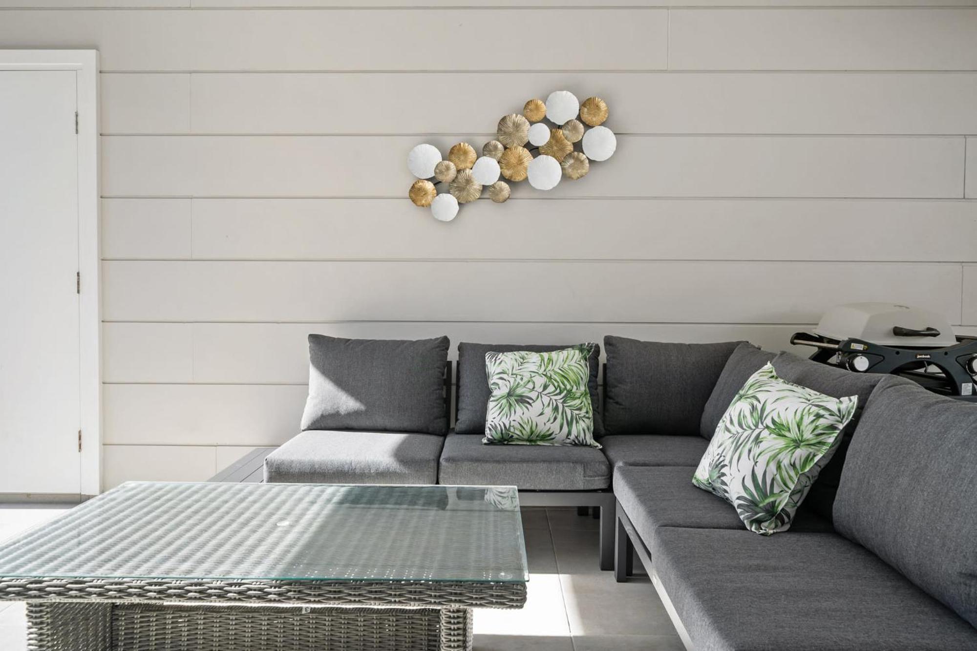 Modern 2 Bedroom Oasis 4 Mins Drive To The Apartment *