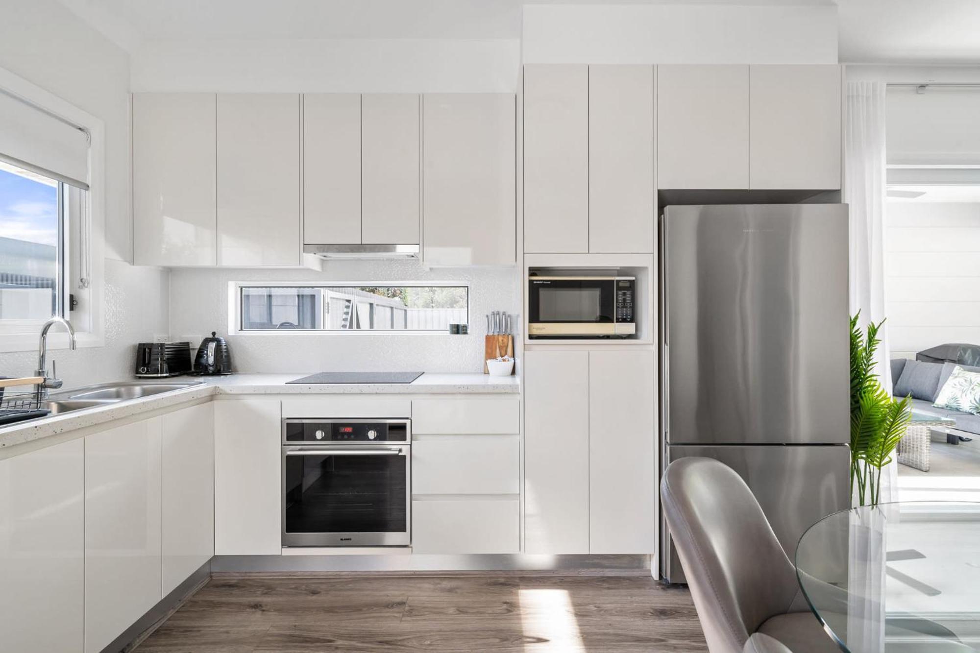Modern 2 Bedroom Oasis 4 Mins Drive To The Apartment Sydney
