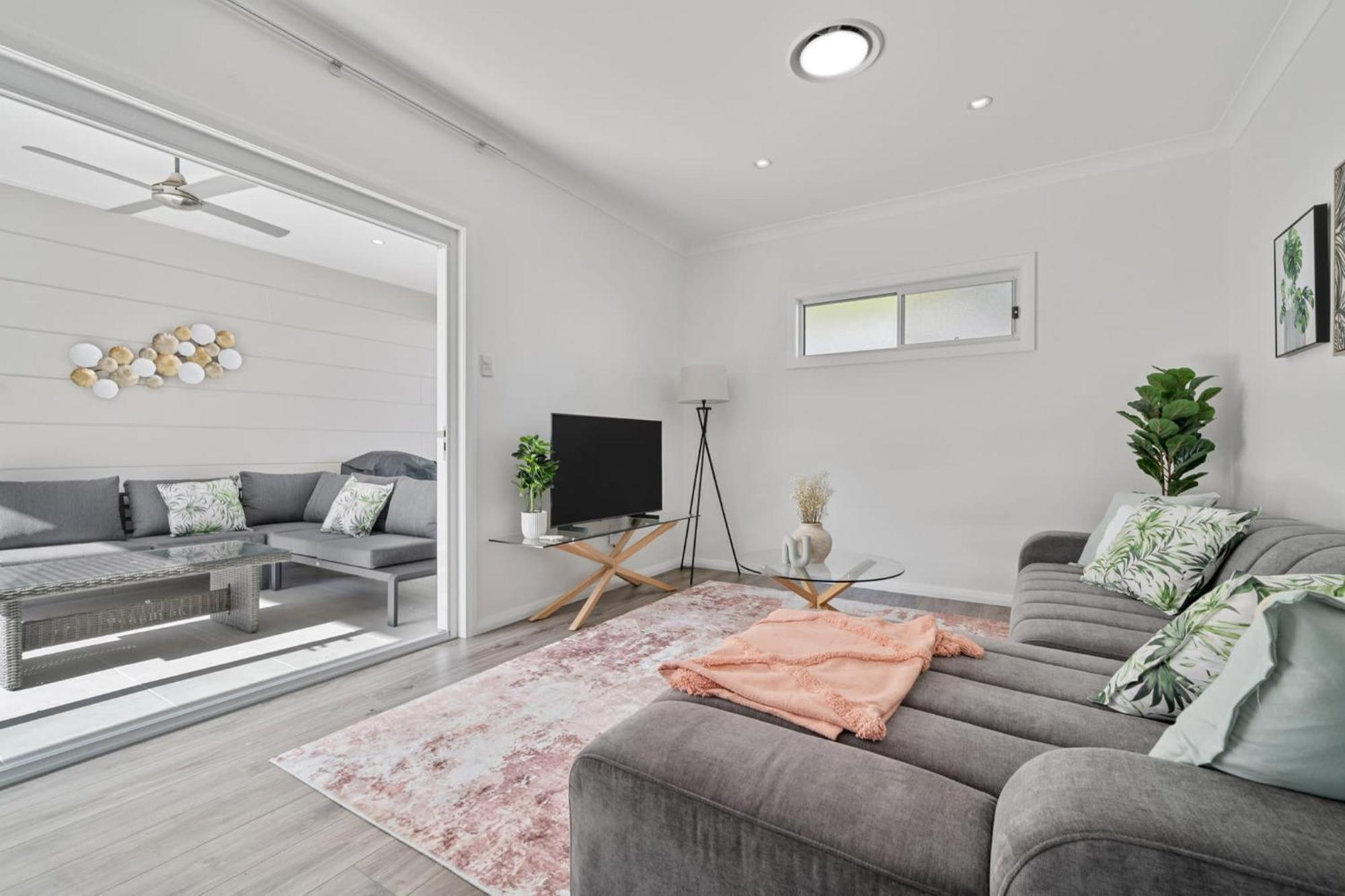 Modern 2 Bedroom Oasis 4 Mins Drive To The