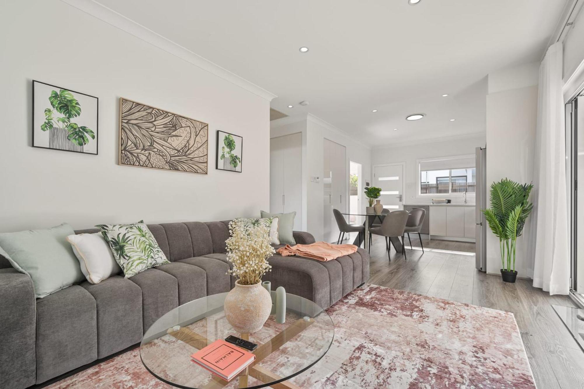 Apartment Modern 2 Bedroom Oasis 4 Mins Drive To The