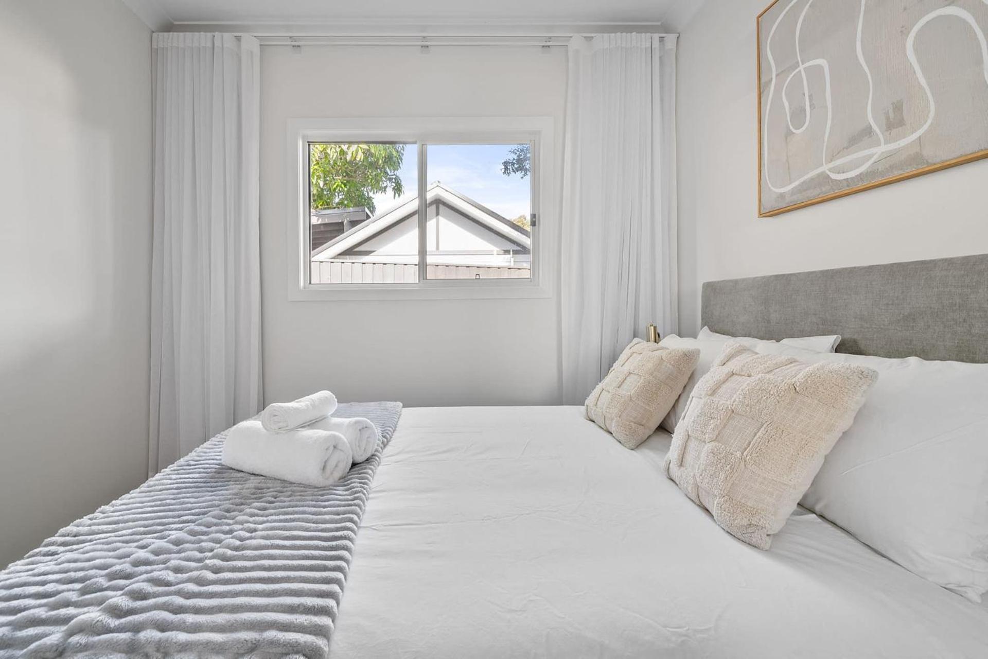 Modern 2 Bedroom Oasis 4 Mins Drive To The * Sydney