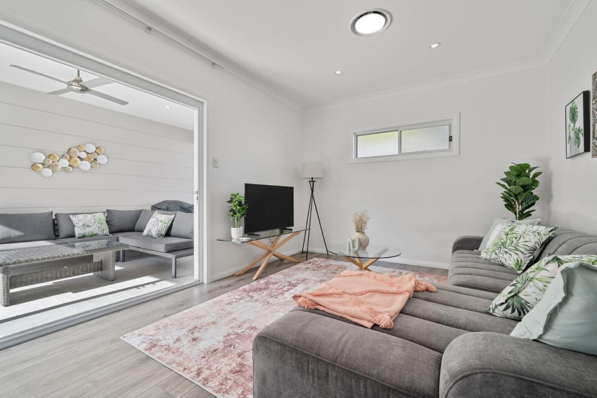 Modern 2 Bedroom Oasis 4 Mins Drive To The Apartment *