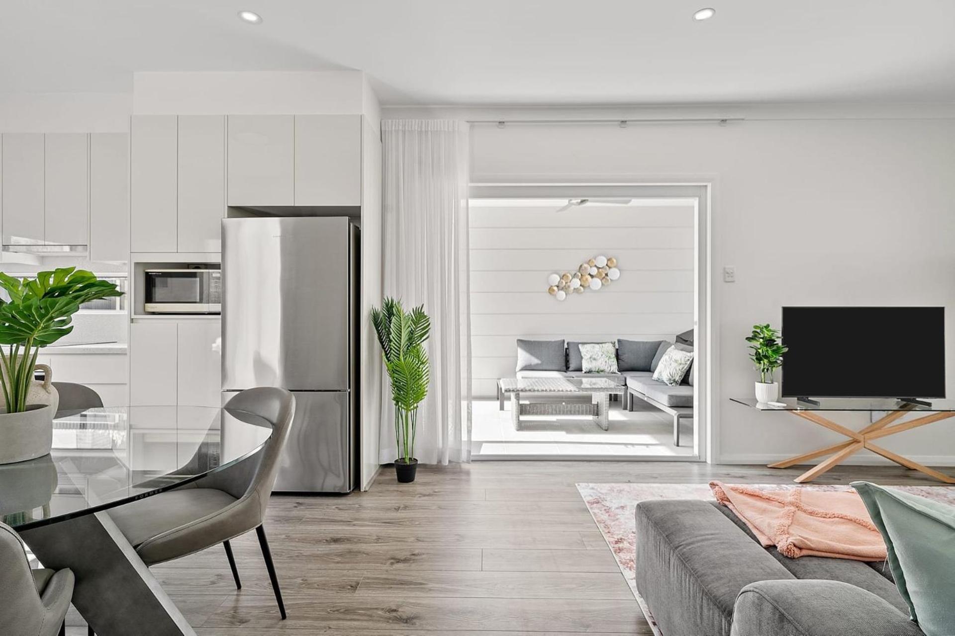 Modern 2 Bedroom Oasis 4 Mins Drive To The *