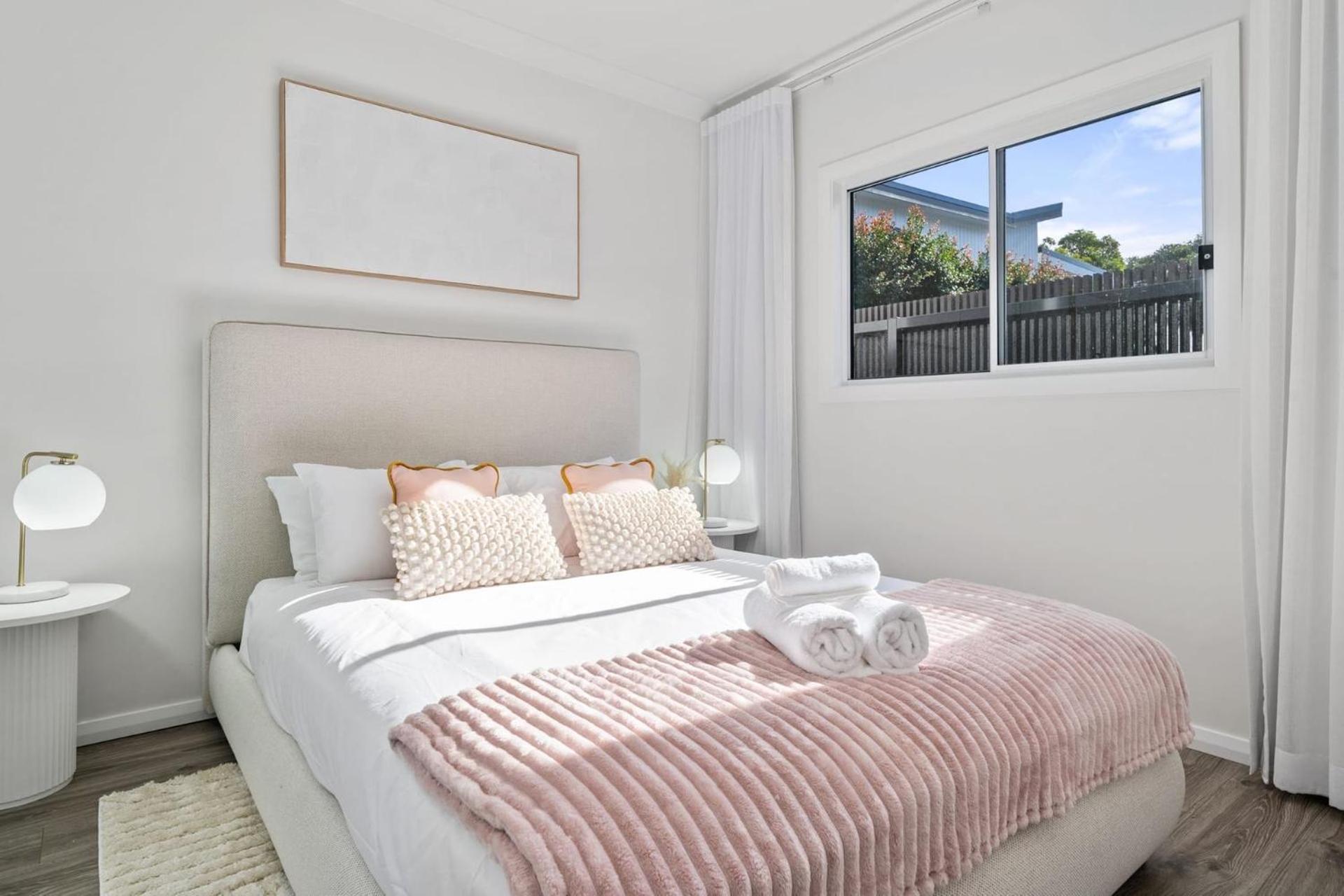 Modern 2 Bedroom Oasis 4 Mins Drive To The Sydney