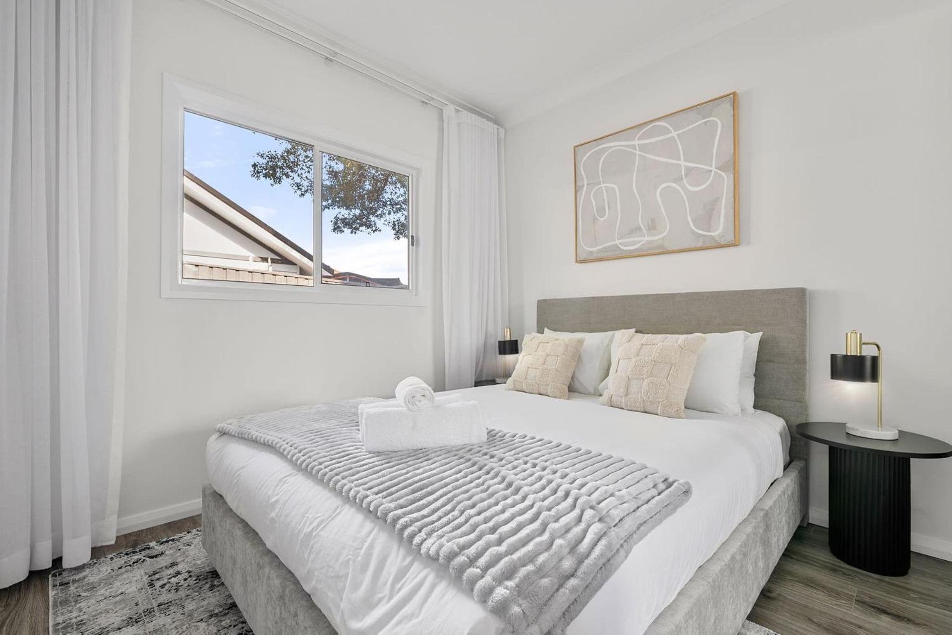 Modern 2 Bedroom Oasis 4 Mins Drive To The *