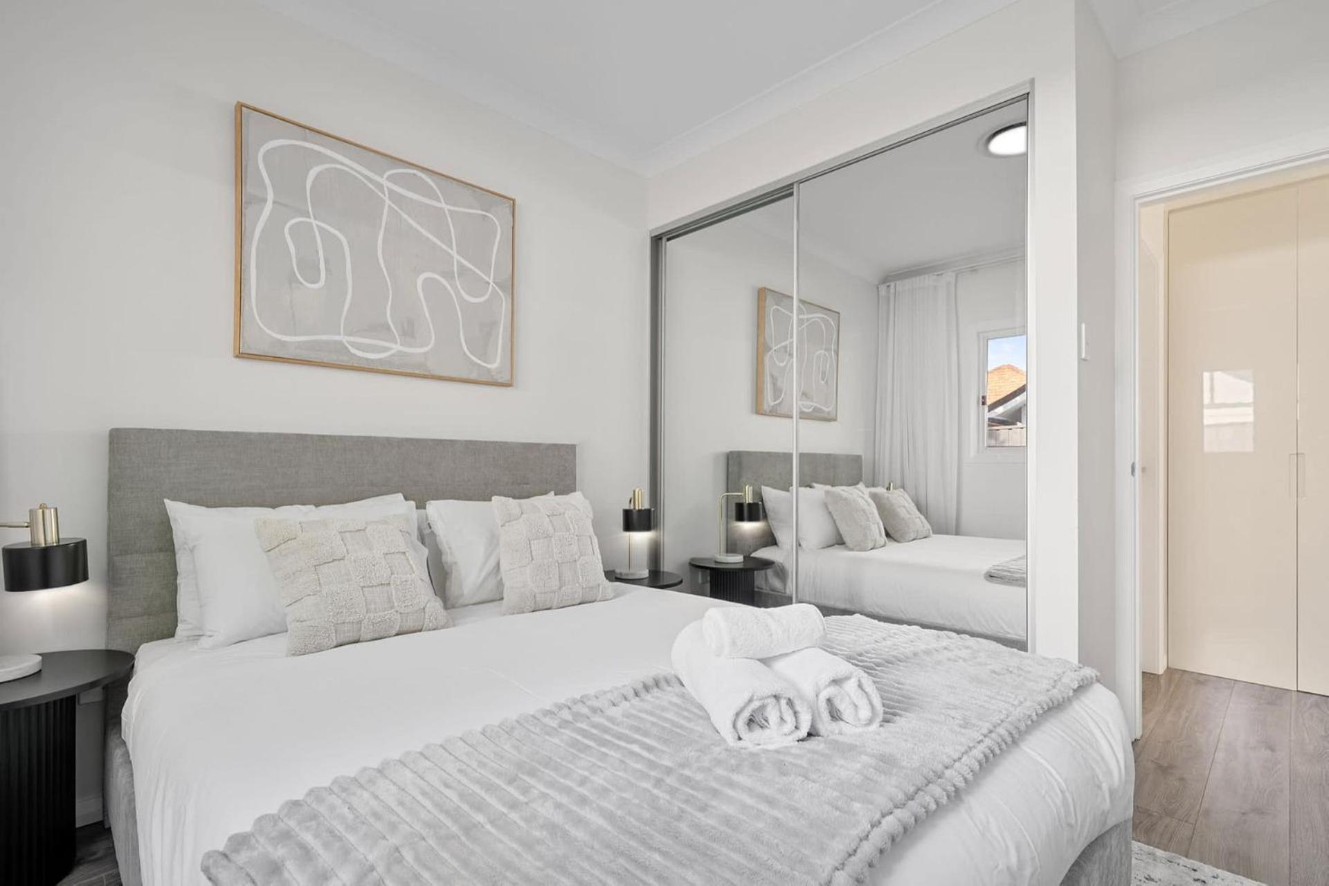 Modern 2 Bedroom Oasis 4 Mins Drive To The