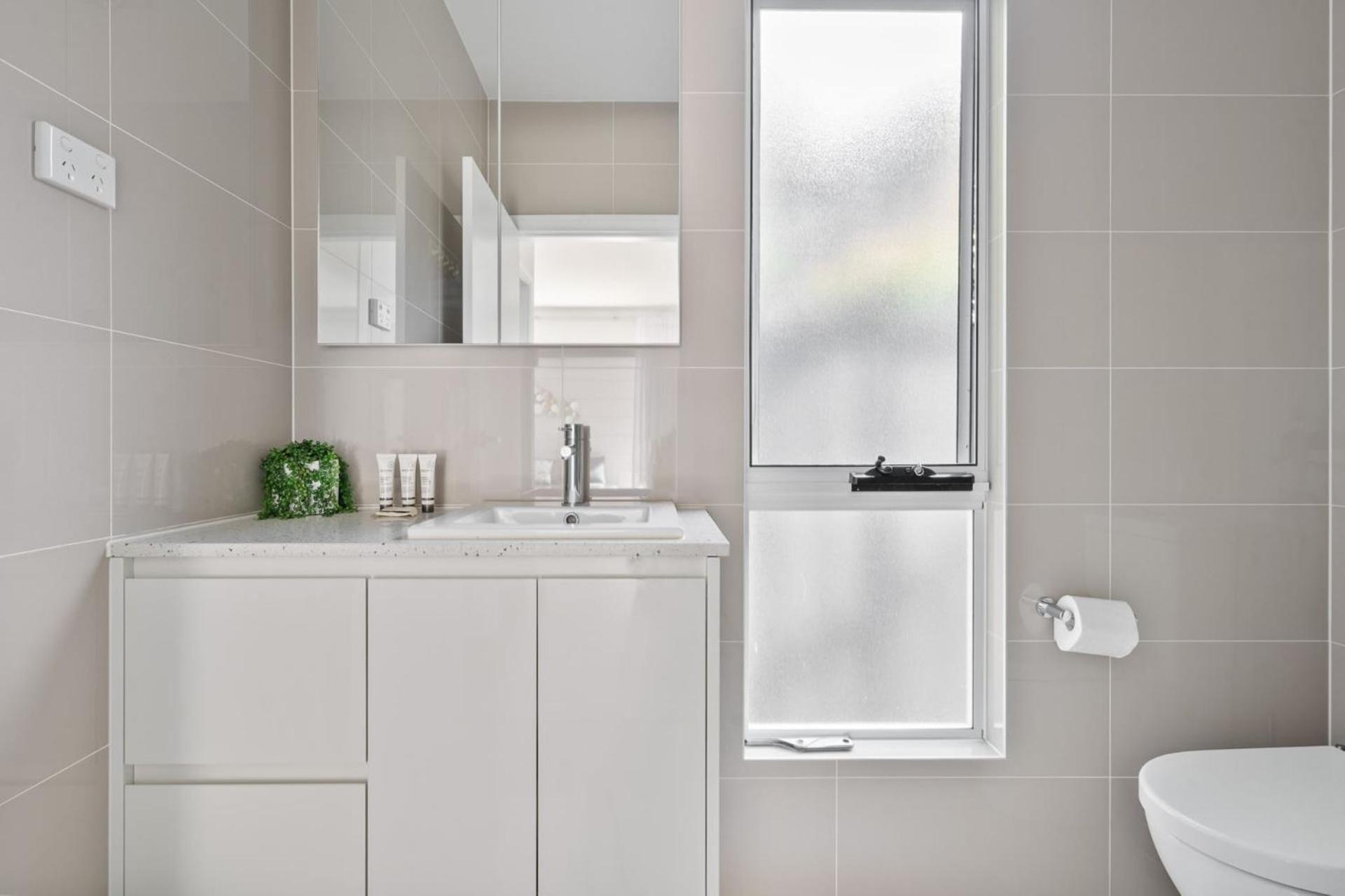 Modern 2 Bedroom Oasis 4 Mins Drive To The Apartment Sydney