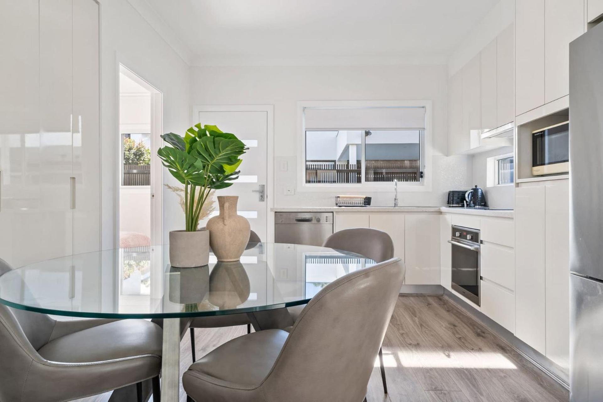 Modern 2 Bedroom Oasis 4 Mins Drive To The *