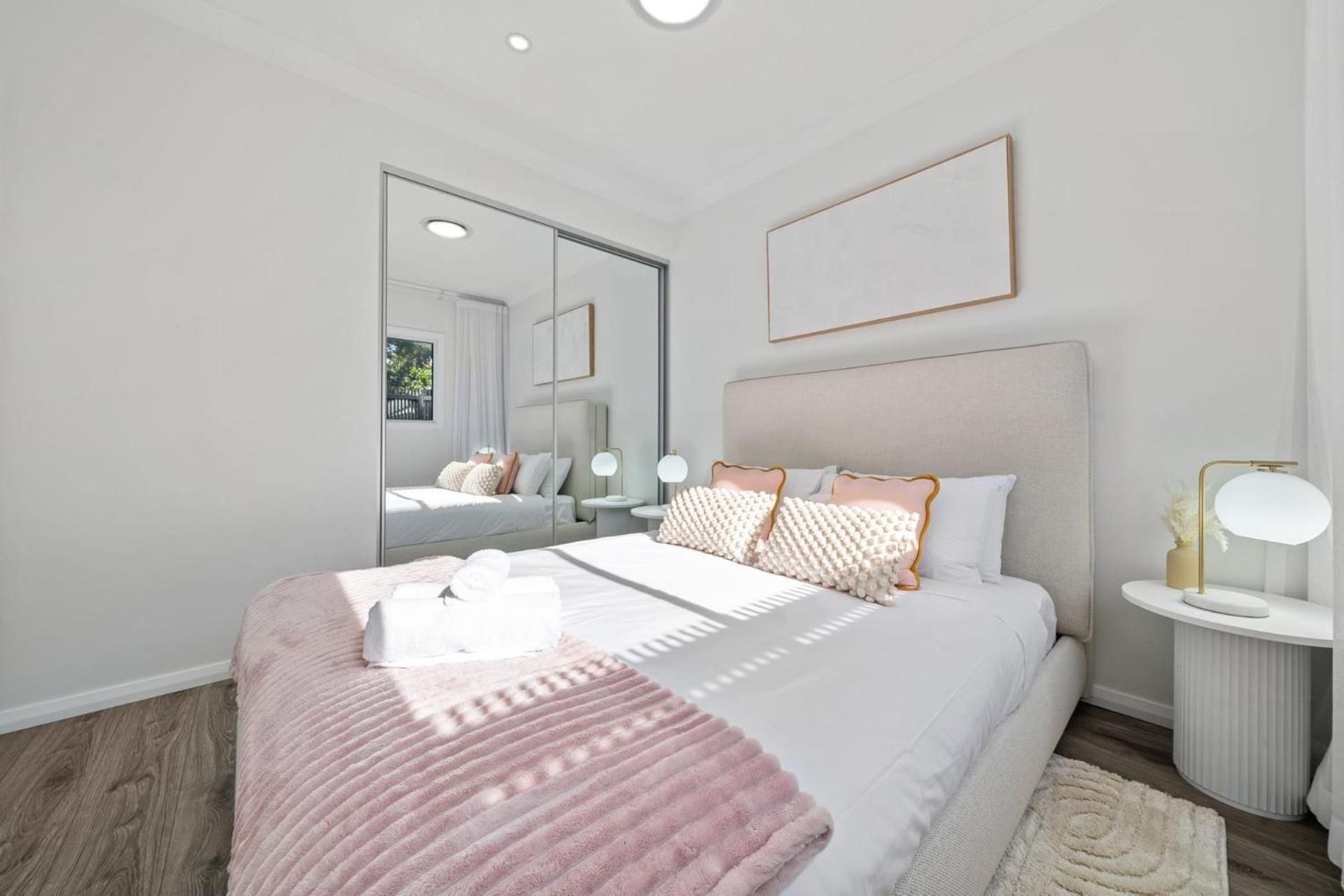 Modern 2 Bedroom Oasis 4 Mins Drive To The * Sydney
